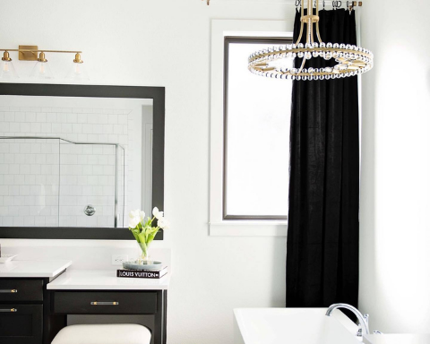 Luxurious Chandelier Ideas For Small Bathrooms