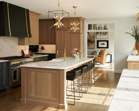 A Guide to Hanging Pendants Over Your Kitchen Island